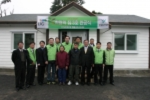 왼쪽 세번째 : 여승수 (한국복지재단 후원자 서비스 본부장) ,  왼쪽 네번째 이기영 LIG손해보험 사장,  왼쪽 닷섭번째 : 송민식 군 할머니, 왼쪽 여섯번째 : 송민식 군, 할