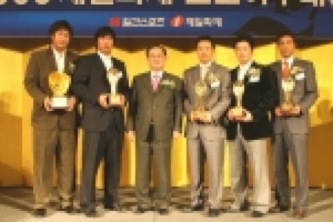 2006제일화재프로야구대상을 후원하고 있는 제일화재의 김우황 대표이사 부회장이 프로야구대상의 롯데 이대호, 최고투수상의 한화 류현진, 최고 수비상의 삼성 박진만, 최고 구원투수상의