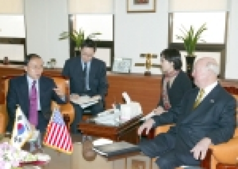 김우식 과학기술부총리는 12월 13일 오전 美에너지부장관(사무엘 보드만: Samuel Bodman)의 예방을 받고 GNEP(Global Nuclear Energy Partnersh