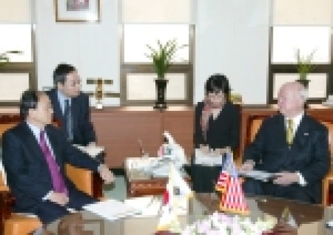 김우식 과학기술부총리는 12월 13일 오전 美에너지부장관(사무엘 보드만: Samuel Bodman)의 예방을 받고 GNEP(Global Nuclear Energy Partnersh