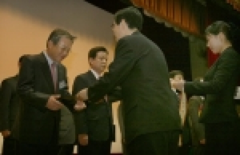 하나은행 김종열행장이 권오규 경제부총리로부터 중소기업 금융지원상 기관부문 대통령 표창을 받고 있는 모습임.