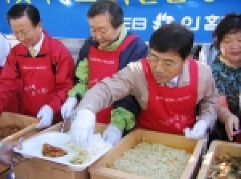 외환은행 임직원들이 (왼쪽부터 장명기 수석부행장, 전동열 상무,전중규 상무) 서울역에서 노숙자들에게 사랑의 밥퍼 행사를 하고 있다.