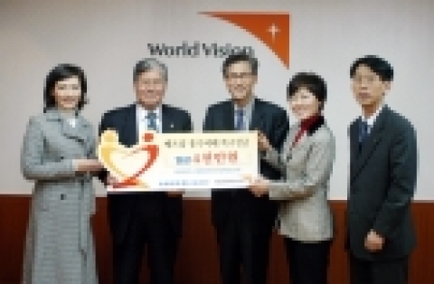 외환은행 나눔재단 권택명 상근이사가 1950년 한국에서 설립되어 현재 전세계 100여개국에서 구호활동을 벌이고 있는 월드비전 박종삼 회장에게 “베트남 홍수피해 복구성금”을 전달하고