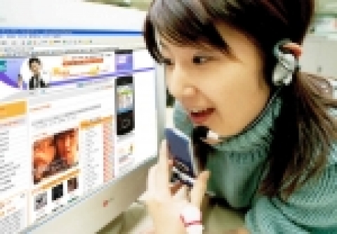 LG텔레콤 가입자가 가수용 반주인 MR(Music Recorded)로 노래하고 있는 모습.