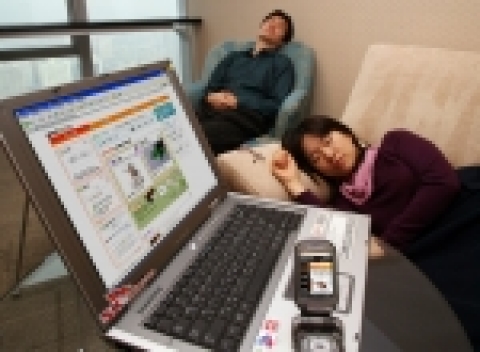 SK텔레콤(대표 김신배, www.sktelecom.com)은 휴대전화에 저장되어 있는 사진들을 심야 시간을 활용, 웹 앨범에 매일 자동으로 저장시켜 줌으로써, PC와의 케이블 연결