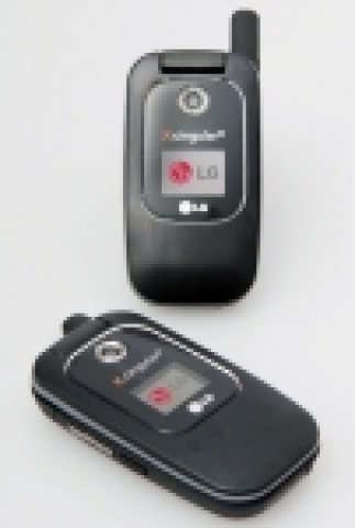 LG전자가 세계최초로 선보인 PTT(Push To Talk)지원 3G폰을 모델이 
선보이고 있다.