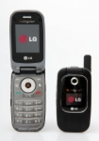 LG전자가 세계최초로 선보인 PTT(Push To Talk)지원 3G폰을 모델이 
선보이고 있다.