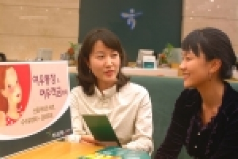 하나은행은 카드 사용실적이 우수한 여성고객을 위해 수수료 면제와 금리우대 서비스를 제공하는 ‘여우통장 및 여우적금’ 상품을 14일부터 판매한다.