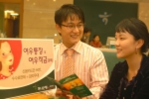 하나은행은 카드 사용실적이 우수한 여성고객을 위해 수수료 면제와 금리우대 서비스를 제공하는 ‘여우통장 및 여우적금’ 상품을 14일부터 판매한다.