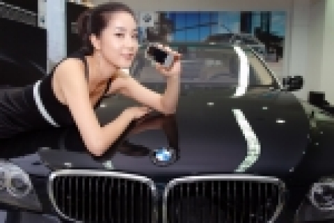 LG전자가 BMW와 손잡고 블랙라벨 시리즈 두 번째 제품인 ‘샤인(모델명:LG-SV420/KV4200/LV4200)'에 대한 공동 마케팅을 진행하여 2006년의 브랜드의 