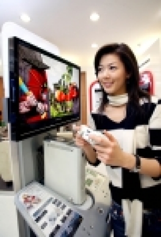 삼성전자는 풀HD(Full HD)급 화질을 구현하는 디지털 TV 튜너 일체형 22인치 풀HD TV모니터(모델명:싱크마스터 CX225MD)를 출시해 LCD 모니터의 풀HD 시대를 이