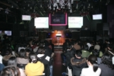 한국마이크로소프트는 13일 홍대 클럽 M2에서 300 여 명의 개발자와 웹 디자이너들이 참가한 가운데 d2:MIX (Designer + Developer Meet Interact 