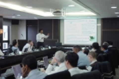 GE머니 아시아 사장단 33명이 14일 현대카드·현대캐피탈을 방문해, 상품기획,프로모션 제휴 전략,신차·중고차 할부 등 현대카드와 현대캐피탈의 마케팅관련 모범사례 발표를 듣고 있다