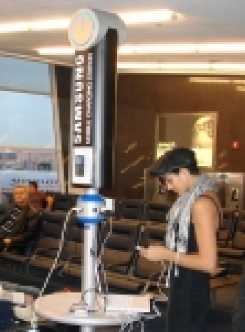 삼성전자는 미국 진출 10주년 및 누적판매 1억대 돌파를 기념해 뉴욕 JFK 공항 및 달라스 공항 내에 감사메시지 광고를 게시하는 한편 대형 휴대폰 충전소를 마련해 고객들에게 무료