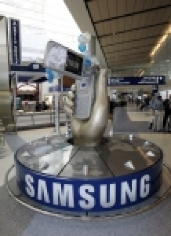 달라스 공항 내에 설치된 손모형 삼성전자 휴대폰 조형물