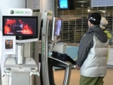 마이크로소프트의 차세대 비디오 게임기 Xbox 360이 국내 기업들과의 적극적인 공동 마케팅을 펼치며, 겨울철 비디오 게임 시장 공략에 나서고 있다.