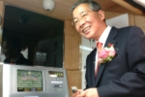 KB국민은행은 15일(금) 여의도 본점 정문 앞에서 강정원 은행장 및 임직원이 참석한 가운데 무선이동점포(명칭 KB mobile Star)1,2호 출범식을 갖고 ATM 입출금거래 