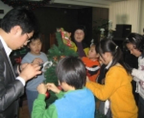 형지어패럴 임직원과 큰사랑행복한홈스쿨 어린이들이 함께 크리스마스 소원트리를 장식하고 있다.