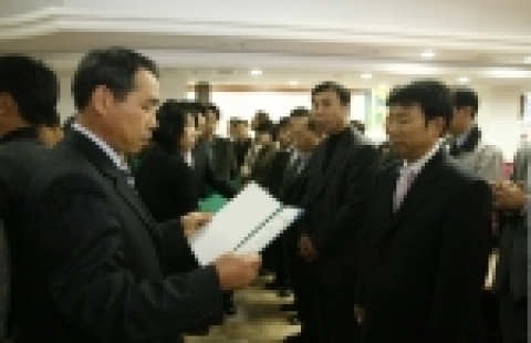 서울지부 이성우 지부장이 소방장학금을 전달하고 있다.