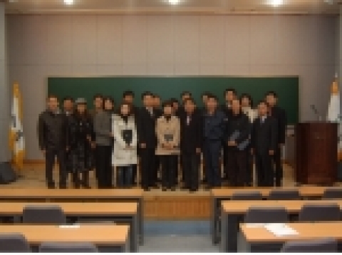 대전지부에서 장학금 수여식이 개최된 후 수여자들과 전체사진을 찍고 있다.