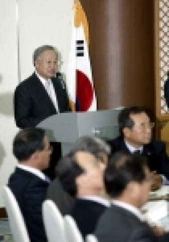 전국 70개 상공회의소 회장단은 15일 오후 부산 누리마루 APEC 하우스에서 개최된 ‘전국상공회의소 회장회의’에서 한미 FTA 협상의 조속한 타결을 지지한다는 내용의 공동성명을 