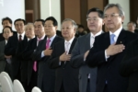 전국 70개 상공회의소 회장단은 15일 오후 부산 누리마루 APEC 하우스에서 개최된 ‘전국상공회의소 회장회의’에서 한미 FTA 협상의 조속한 타결을 지지한다는 내용의 공동성명을 