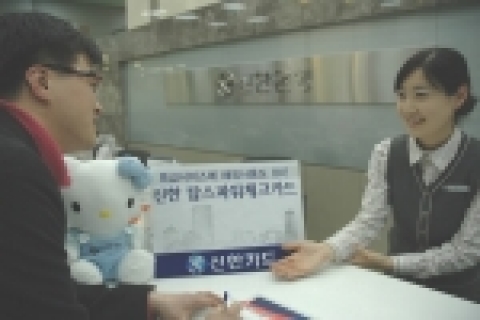 신한카드, 체크카드와 해외직불카드 겸비한 탑스파워체크카드 출시