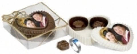 4가지 제품 중 하나인 약속은 사랑하는 연인에게 포초비 케이스 안쪽 한켠에 반지나 목걸이 등을 함께 넣어 선물하는 전략적 타겟 상품입니다.