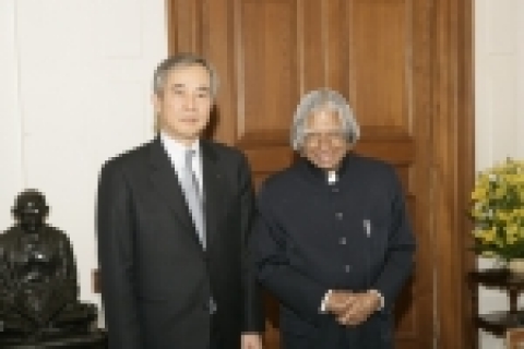 이구택 포스코 회장은 지난 14일 델리 대통령관저에서 압둘 칼람(Abdul Kalam) 인도대통령을 예방하고 포스코가 인도 오리사주에 추진중인 일관제철소 건설 현안에 대해 협의했다