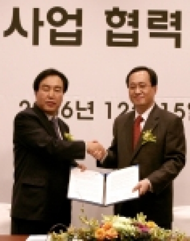 SK텔레콤과 삼성전자가 국내외 시장에서 양 사간 상호협력을 약속하는 전략적 제휴를 체결했다.