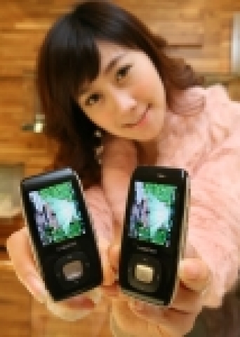 삼성전자 옙(YEPP)은 국내에서 인기몰이를 하고 있는 블루투스 MP3'T9'의 메모리 용량을 대폭 늘린 8GB 'T9'을 출시했다고 밝혔다.