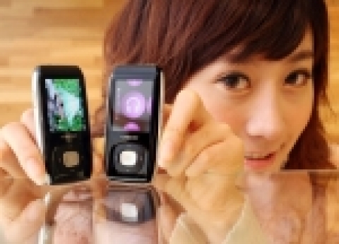 삼성전자 옙(YEPP)은 국내에서 인기몰이를 하고 있는 블루투스 MP3'T9'의 메모리 용량을 대폭 늘린 8GB 'T9'을 출시했다고 밝혔다.
