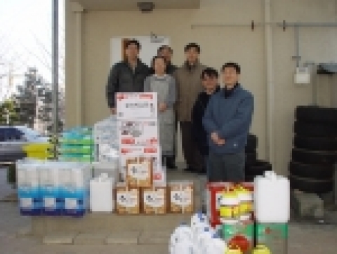 한국정보사회진흥원 노사협의회 위원들이 바자회의 판매수익금으로 구입한 생활용품들을 가지고 용인시 동천동에 있는 성심원(보육원)을 방문하여 수녀님과 기념촬영을 하였다. 