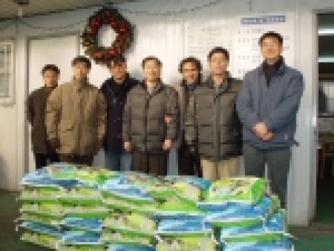한국정보사회진흥원 노사협의회 위원들이 바자회의 판매수익금으로 구입한 쌀을 가지고 경기도 성남시 중원동에 있는 안나의 집(노숙인센터)을 방문하여 빈첸시오 신부님께 전달하고 있다.