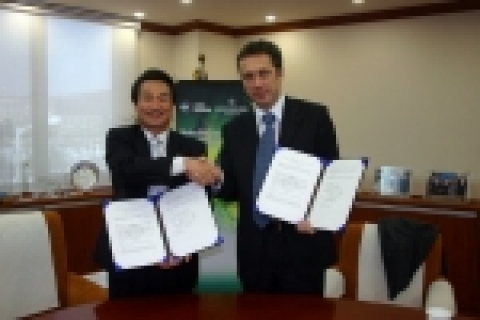 왼쪽 - 이상기 한국생명공학연구원장 오른쪽 - 울프 네바스 한국파스퇴르연구소장