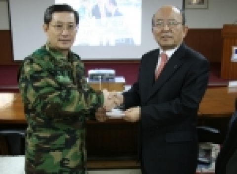 왼쪽부터 1군단장 장광일 중장, 하나금융지주 윤교중사장