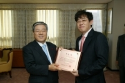 법무부는 개그맨과 MC, 영화제작자로 활동하고 있는 이경규씨(45세)를 ‘청소년 비행 예방 홍보대사’로 12월 18일 위촉하였다.