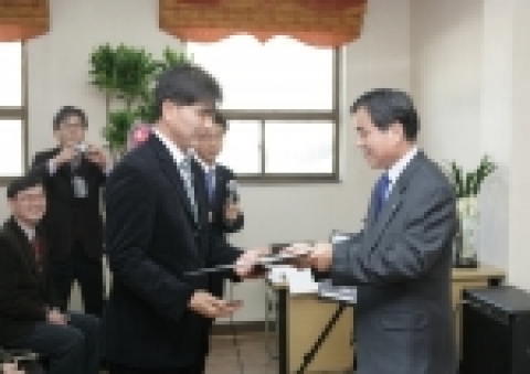 금호건설 이연구 사장이 옹달샘 드롭인센터장 박성곤 목사에게 어울림가 12호 및 각종 물품 기증서를 전달하고 있다.