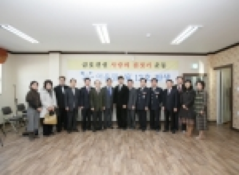 어울림가 12호 기증식에 참석한 금호건설 이연구 사장, 조경연 부사장과 옹달샘 드롭인센터장 박성곤 목사, 영등포구 관계자들이 기념촬영을 하고 있다.