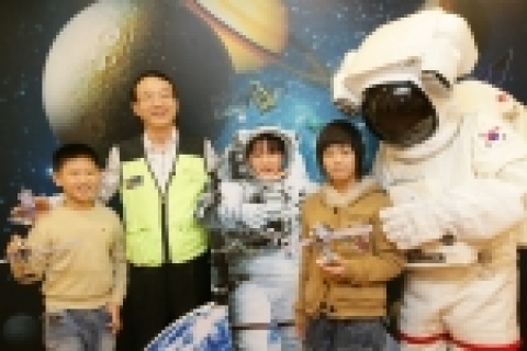 18일 KT남중수 사장은 평택 KT공부방 어린이 30명을 KT위성관제센터에 초청해 위성모형을 함께 조립하는 등 학습도우미 봉사활동을 펼쳤다