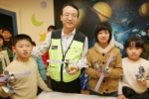 18일 KT남중수 사장은 평택 KT공부방 어린이 30명을 KT위성관제센터에 초청해 위성모형을 함께 조립하는 등 학습도우미 봉사활동을 펼쳤다 