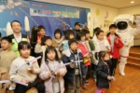 18일 KT남중수 사장은 평택 KT공부방 어린이 30명을 KT위성관제센터에 초청해 위성모형을 함께 조립하는 등 학습도우미 봉사활동을 펼쳤다 