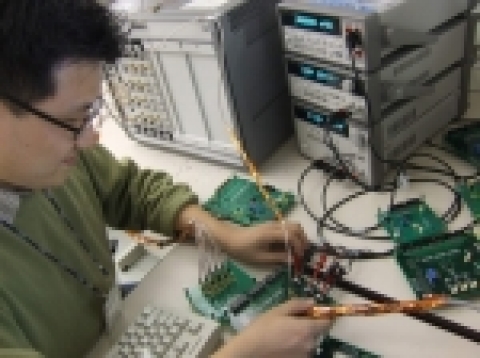 ETRI 연구원이 이번에 개발된 나노급 반도체 IP의 제작된 시제품 성능을 테스트 시연하고 있다.