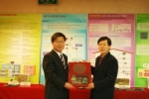 18일 우면동 KT연구센터에서 있었던 OctaveRG 개발 발표회에서 KT 윤종록 부사장(오른쪽)과 공동개발업체인 (주)쿠오핀의 이상훈 사장이 OctaveRG 칩과 OctaveRG