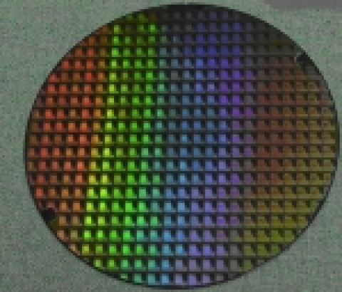 18일 우면동 KT연구센터에서 있었던 OctaveRG 개발 발표회에서 KT 윤종록 부사장(오른쪽)과 공동개발업체인 (주)쿠오핀의 이상훈 사장이 OctaveRG 칩과 OctaveRG