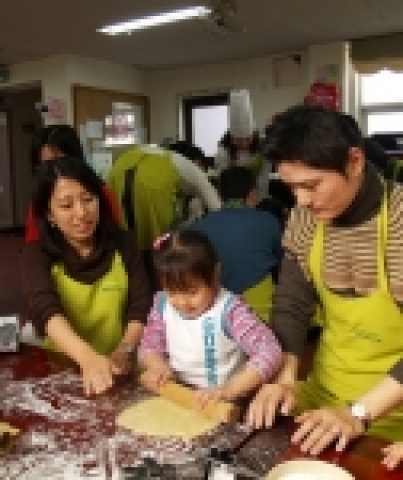 풀무원 조직원들이 16일 가족과 함께 선덕원을 방문하여 어린이들과 크리스마스 케이크를 만들고 있다.