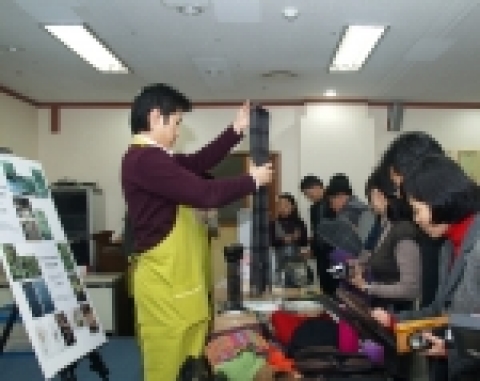 풀무원은 아름다운 가게와 함께 하는 자선바자회를 진행하여 그 수익금을 소외된 이웃을 위해 기부했다.