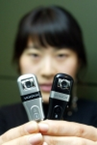 선양디엔티는 휴대용 저장장치인 USB 메모리에 VoIP 카메라(웹 카메라) 기능을 부가시킨 컨버전스 제품 볼복스(Volvox)를 출시했다.