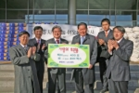 19일 서울시 중구에 위치한 충무 아트홀 앞 광장에서 LG CNS 김대훈 부사장(사진 왼쪽에서 세번째)이 쌀 400가마와 배 400상자를 정동일 중구청장(사진 오른쪽에서 세번째)에게 전달하고 있다.