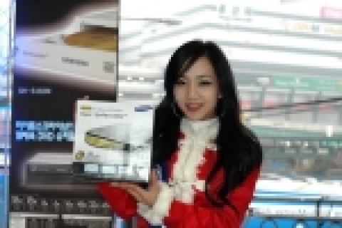 TSST(대표 황인섭)는 라이트마스터 신모델 출시 기념으로 서울 용산 선인상가에서 '라이트마스터 신모델 출시 로드쇼'를 진행하며, 외장형 슬림 ODD(SE-T08